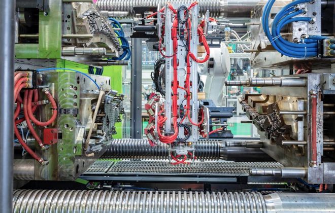 Outillage 700 t hybrid molding